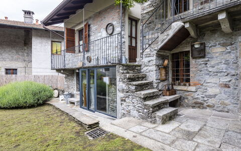 Il Glicine: Arbuste, Zone Résidentielle, Domicile, Biens, Jardin, Pelouse, Aménagement Paysager, Cour, Manoir, Villa