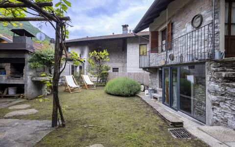 Il Glicine: Arbuste, Zone Résidentielle, Domicile, Biens, Jardin, Pelouse, Aménagement Paysager, Cour, Manoir, Villa