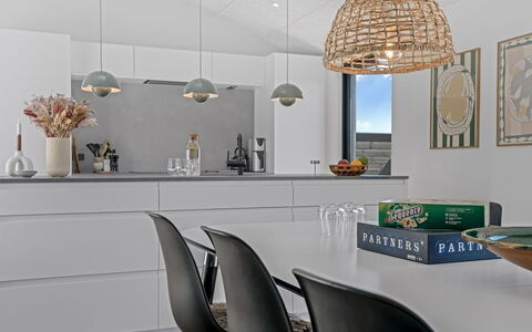 Petri - 1Km from the Sea: Design Intérieur, Luminaire, Plafond, Meubles, Sol, Lustre, Cuisine, Éclairage, Sol, Comptoir