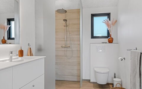 Petri - 1Km from the Sea: Sol, Sol, Design Intérieur, Luminaire Plomberie, Armoire De Toilette, Salle De Bains, Plomberie, Miroir, Évier, Plafond