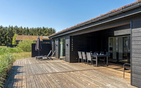 Petri - 1Km from the Sea: Bois, Domicile, Porche, Plate-Forme, Dur, Toit, Tache De Bois, Parquet, Eco Hôtel