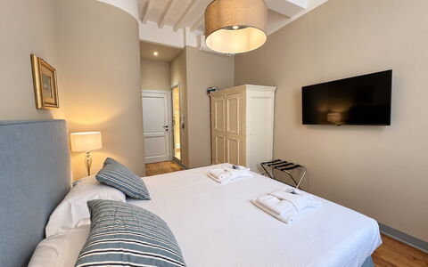 Via Roma 39: Chambre, Lit, Drap De Lit, Literie, Design Intérieur, Sol, Meubles, Cadre De Lit, Pièce, Linge