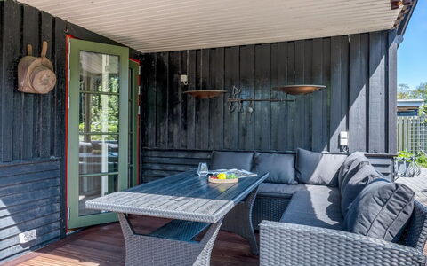 Eljena - 550M from the Sea: Bois, Sol, Design Intérieur, Sol, Meubles, Parquet, Pièce, Plafond, Tache De Bois, Dur