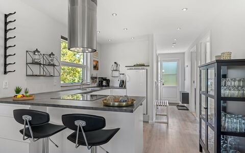 Agneta - 1Km from the Sea: Meubles, Cuisine, Design Intérieur, Comptoir, Sol, Bois, Plafond, Sol, Luminaire, Appareil De Cuisine