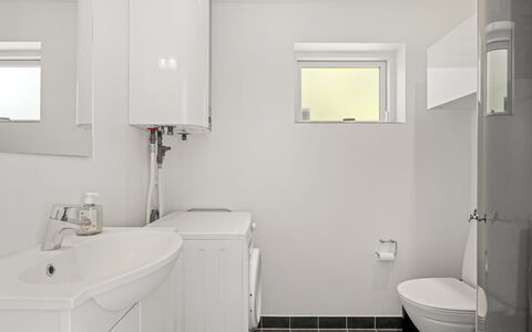 Agneta - 1Km from the Sea: Salle De Bains, Luminaire Plomberie, Design Intérieur, Sol, Mur, Sol, Siège De Toilette, Toilette, Lavabo, Évier