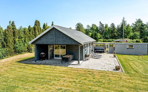 Agneta - 1Km from the Sea: Maison, Toit, Chalet, Domicile, Siding, Batiments Jardin, Biens, Jardin, Ferme, Pelouse