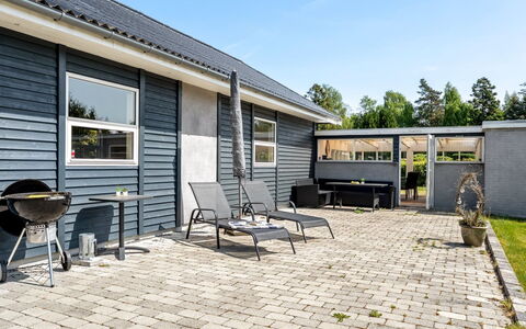 Agneta - 1Km from the Sea: Domicile, Siding, Porte, Chalet, Ombre, Mobilier De Jardin, Cour, Jardin, Arrière-Cour, Patio