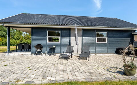 Agneta - 1Km from the Sea: Bâtiment, Toit, Bois, Maison, Siding, Domicile, Porte, Architecture, Chalet, Zone Résidentielle