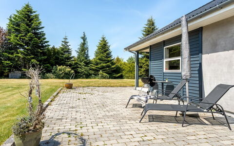 Agneta - 1Km from the Sea: Mobilier De Jardin, Meubles, Dalle, Jardin, Chaise, Ombre, Aménagement Paysager, Patio, Cour, Arrière-Cour