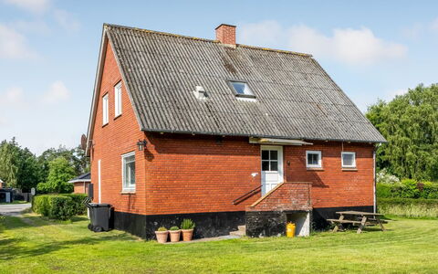 Arben - 900M from the Sea: Bois, Domicile, Porche, Plate-Forme, Dur, Toit, Tache De Bois, Parquet, Eco Hôtel