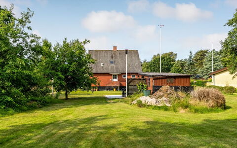 Arben - 900M from the Sea: Bois, Domicile, Porche, Plate-Forme, Dur, Toit, Tache De Bois, Parquet, Eco Hôtel