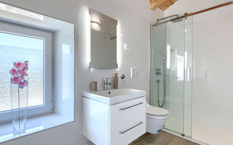 Bella: Salle De Bains, Luminaire Plomberie, Design Intérieur, Sol, Sol, Évier, Lavabo, Robinet, Miroir, Armoire De Toilette