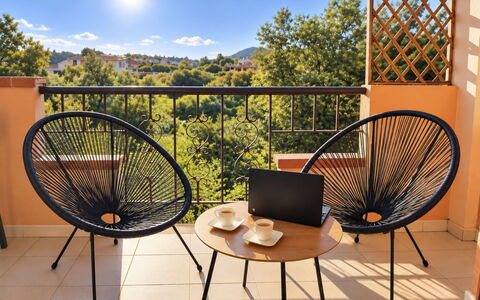 Harmony - Holiday and Workation: Meubles, Mobilier De Jardin, Chaise, Tableau De Plein Air, Tache De Bois, Balcon, Ombre, Dur, Accoudoir, Table Basse