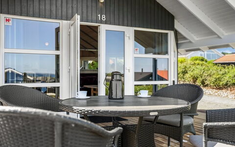 Hoghni - 300M from the Sea: Bois, Domicile, Porche, Plate-Forme, Dur, Toit, Tache De Bois, Parquet, Eco Hôtel