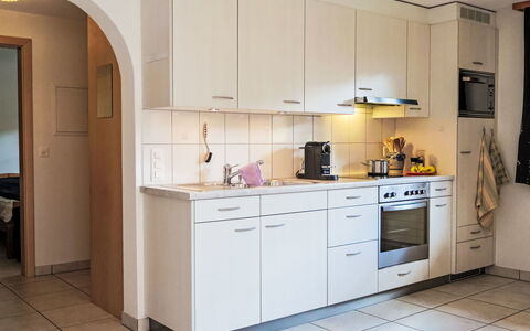 Haus Europa: Cuisine, Comptoir, Appareil De Cuisine, Principaux Appliance, Cabinetry, Meubles, Design Intérieur, Sol, Evier, Sol