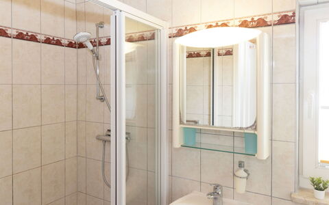 Karlshagen 103: Design Intérieur, Sol, Sol, Lavabo, Luminaire Plomberie, Pièce, Salle De Bains, Plomberie, Évier, Miroir