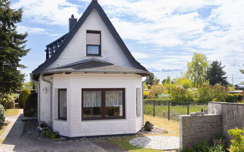 Karlshagen 103: Bâtiment, Fenêtre, Maison, Toit, Domicile, Zone Résidentielle, Chalet, Arbuste, Porte, Siding