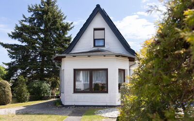 Karlshagen 103: Bâtiment, Maison, Toit, Domicile, Chalet, Siding, Zone Résidentielle, Porte, Pente