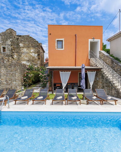 Villa Letizia: Piscine, Mobilier De Jardin, Recours, Balancelle, Parapluie, Eco Hôtel, Chaise, Ville Resort, Villa, Cour