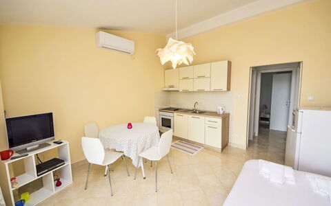 Rogoznica Ražanj 495: Composite, Porche, Eco Hôtel, Ombre, Plate-Forme, Mobilier De Jardin, Balcon, Patio, Pot De Fleur, Tache De Bois