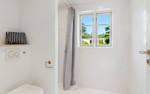 Thrym - 2.5Km from the Sea: Luminaire Plomberie, Salle De Bains, Sol, Sol, Toilette, Design Intérieur, Siège De Toilette, Plomberie, Robinet, Pièce