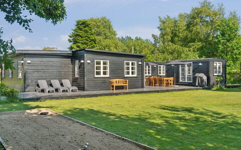 Thrym - 2.5Km from the Sea: Végétation, Arbuste, Printemps, Chalet, Jardin, Ombre, Arrière-Cour, Cour, Chaise