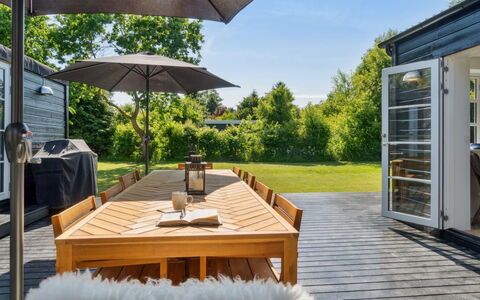 Thrym - 2.5Km from the Sea: Végétation, Arbuste, Printemps, Chalet, Jardin, Ombre, Arrière-Cour, Cour, Chaise