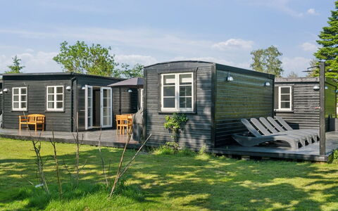 Thrym - 2.5Km from the Sea: Végétation, Arbuste, Printemps, Chalet, Jardin, Ombre, Arrière-Cour, Cour, Chaise