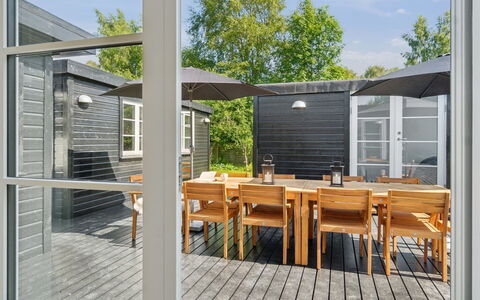 Thrym - 2.5Km from the Sea: Végétation, Arbuste, Printemps, Chalet, Jardin, Ombre, Arrière-Cour, Cour, Chaise