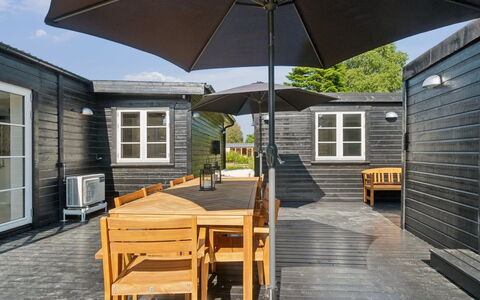Thrym - 2.5Km from the Sea: Végétation, Arbuste, Printemps, Chalet, Jardin, Ombre, Arrière-Cour, Cour, Chaise