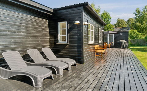 Thrym - 2.5Km from the Sea: Végétation, Arbuste, Printemps, Chalet, Jardin, Ombre, Arrière-Cour, Cour, Chaise