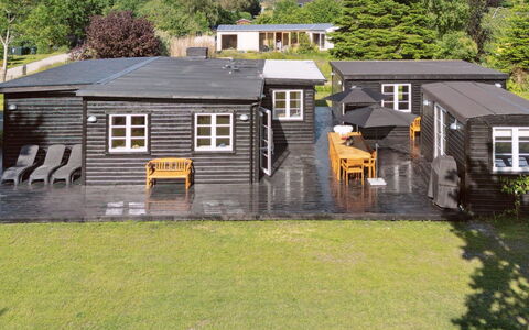 Thrym - 2.5Km from the Sea: Végétation, Arbuste, Printemps, Chalet, Jardin, Ombre, Arrière-Cour, Cour, Chaise