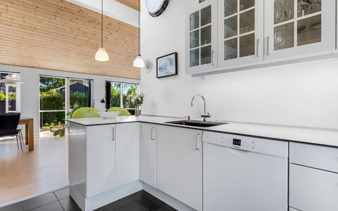 Shania - 300M from the Sea: Domicile, Toit, Maison, Chalet, Biens, Porte, Porche, Siding, Ferme, Ombre