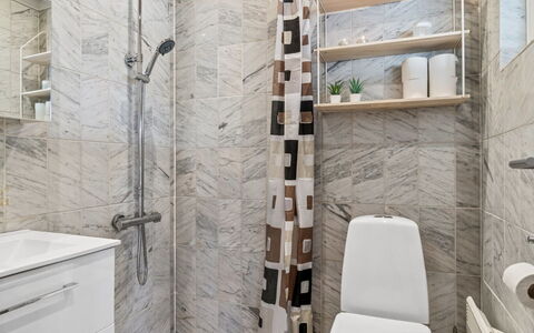 Amaja - 600M from the Sea: Sol, Sol, Design Intérieur, Luminaire Plomberie, Salle De Bains, Siège De Toilette, Toilette, Tuile, Plomberie, Composite