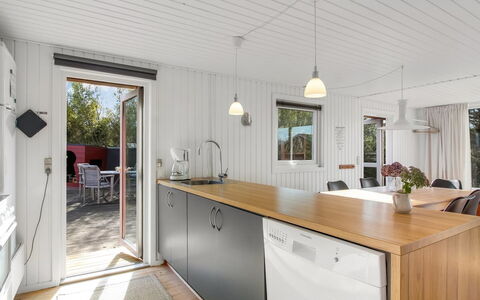 Reeta - 450M from the Sea: Bois, Sol, Cuisine, Comptoir, Sol, Domicile, Parquet, Dur, Table Cuisine Et Salle A Manger, Appareil De Cuisine