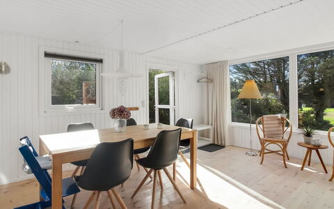 Reeta - 450M from the Sea: Meubles, Sol, Design Intérieur, Bois, Sol, Plafond, Table Cuisine Et Salle A Manger, Salle À Manger, Parquet, Chaise