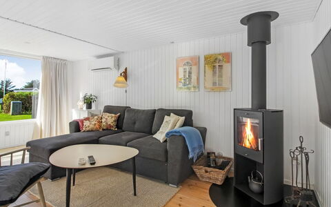 Reeta - 450M from the Sea: Sol, Design Intérieur, Bois, Sol, Meubles, Plafond, Parquet, Éclairage, Salon, Domicile