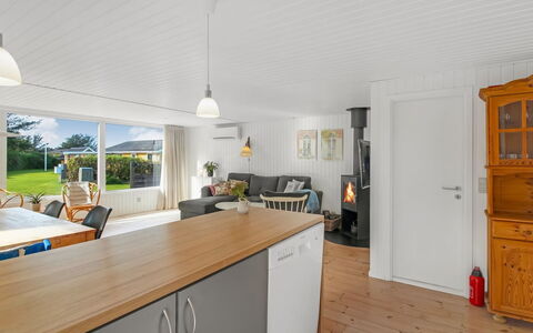 Reeta - 450M from the Sea: Sol, Bois, Sol, Design Intérieur, Plafond, Meubles, Domicile, Parquet, Comptoir, Cuisine