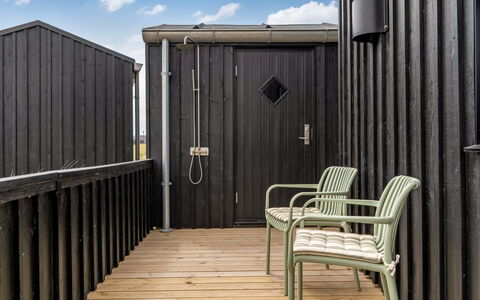 Tessa - 500M from the Sea: Bois, Sol, Design Intérieur, Sol, Meubles, Parquet, Pièce, Plafond, Tache De Bois, Dur