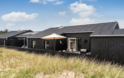 Tessa - 500M from the Sea: Bois, Sol, Design Intérieur, Sol, Meubles, Parquet, Pièce, Plafond, Tache De Bois, Dur