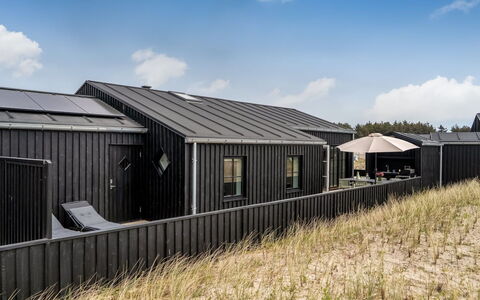 Tessa - 500M from the Sea: Bois, Sol, Design Intérieur, Sol, Meubles, Parquet, Pièce, Plafond, Tache De Bois, Dur
