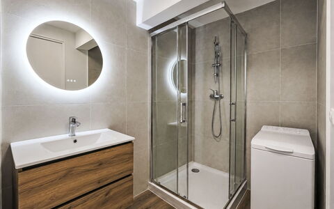 La Croisette: Sol, Luminaire Plomberie, Lavabo, Sol, Design Intérieur, Armoire De Toilette, Salle De Bains, Évier, Robinet, Plomberie