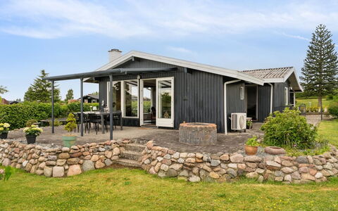 Eweline - 400M from the Sea: Bâtiment, Maison, Toit, Domicile, Chalet, Arbuste, Architecture, Porte, Lot Terre