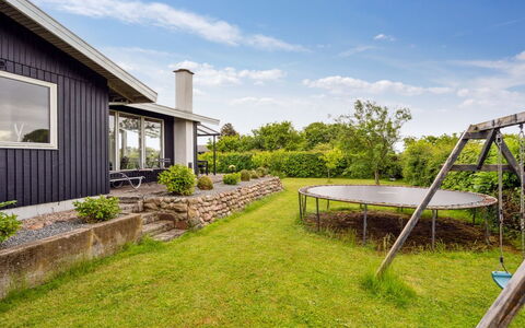 Eweline - 400M from the Sea: Herbe, Architecture, Arbuste, Maison, Jardin, Chalet, Domicile, Lot Terre, Pelouse