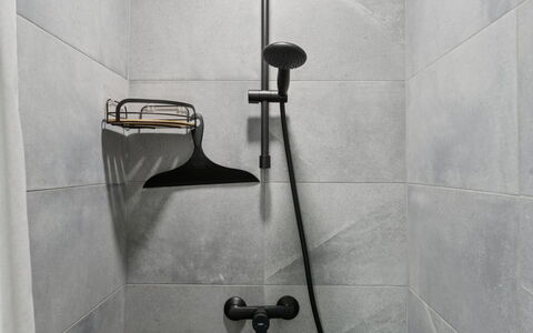 Eweline - 400M from the Sea: Luminaire Plomberie, Tete De Douche, Tuile, Salle De Bains, Bar De Douche, Panneau De Douche, Plomberie, Douche