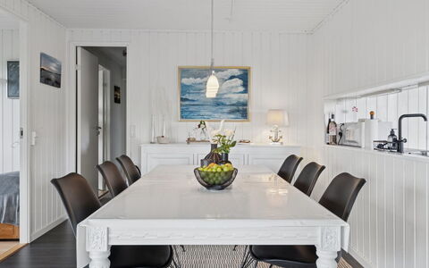 Eweline - 400M from the Sea: Meubles, Design Intérieur, Sol, Table, Table Cuisine Et Salle A Manger, Salle À Manger, Plafond, Sol, Domicile, Chaise
