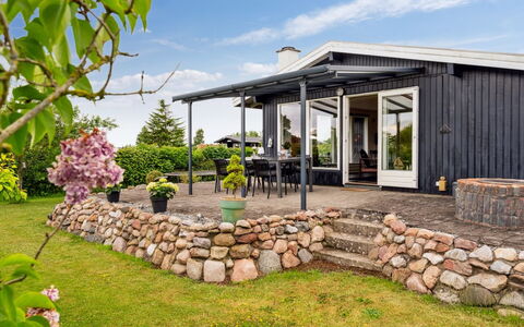 Eweline - 400M from the Sea: Ciel, Maison, Arbuste, Domicile, Architecture, Chalet, Toit, Roche, Lot Terre