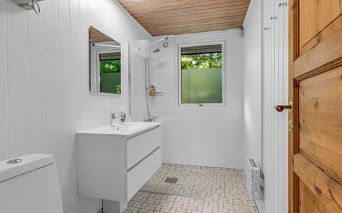 Aamunde - 600M from the Sea: Sol, Luminaire Plomberie, Mur, Sol, Bois, Design Intérieur, Évier, Salle De Bains, Plafond, Toilette