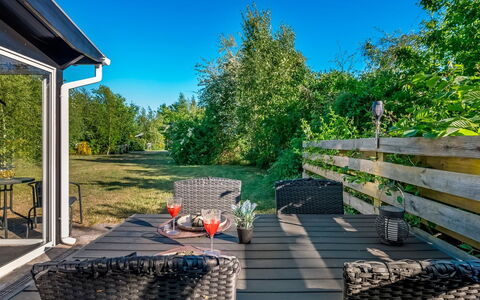 Aamunde - 600M from the Sea: Arbuste, Meubles, Mobilier De Jardin, Lot Terre, Chaise, Ombre, Jardin, Tableau De Plein Air, Aménagement Paysager, Cour