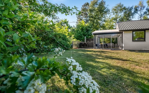 Aamunde - 600M from the Sea: Arbuste, Chalet, Domicile, Jardin, Couverture De Sol, Ferme, Biens, Batiments Jardin, Aménagement Paysager